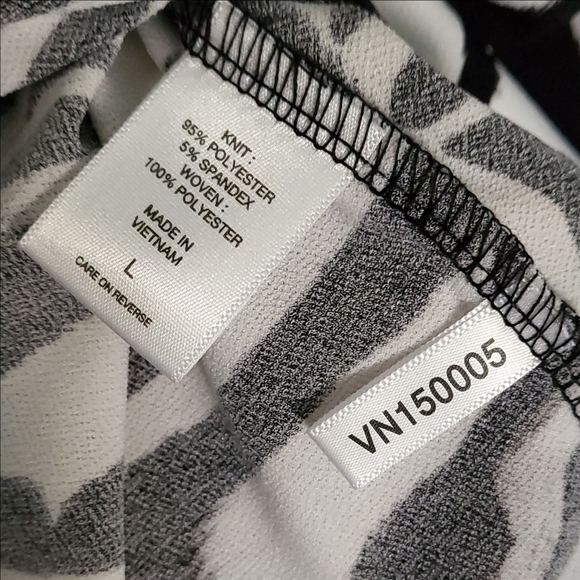 7th Avenue New York & Company Flutter Sleeve Top - Picture 7 of 9